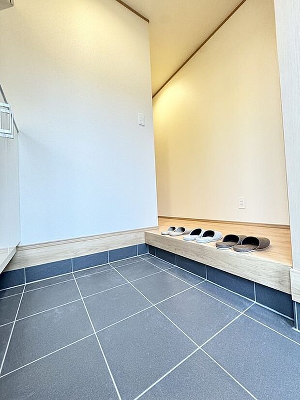 お家に出会う人々を出迎える玄関だからこそ、広々清潔感あふれる空間にしたいですね！ 