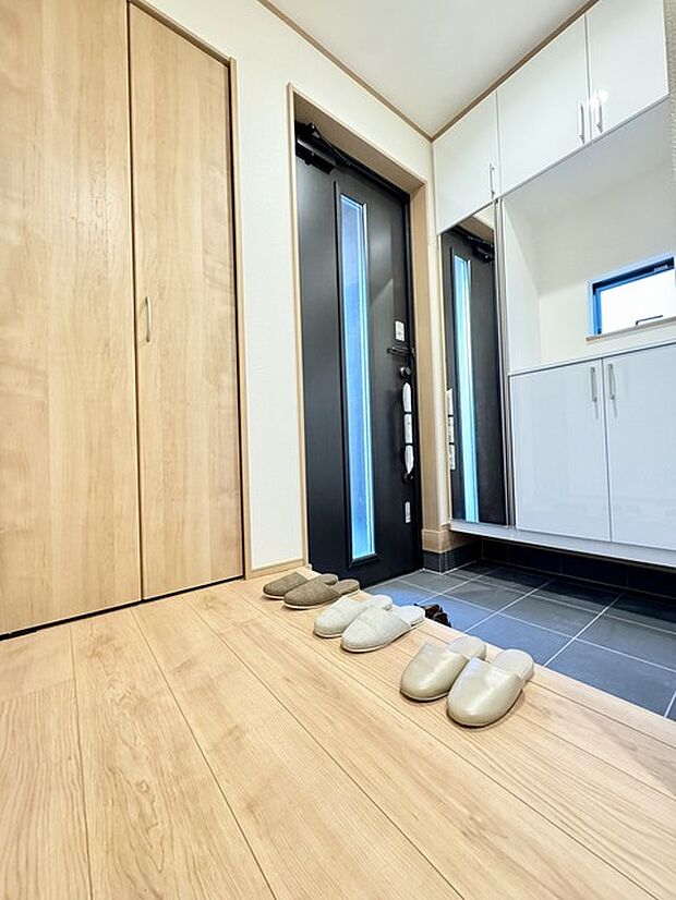 大型の下駄箱収納でお気に入りの靴もたっぷり収納できますね！ 