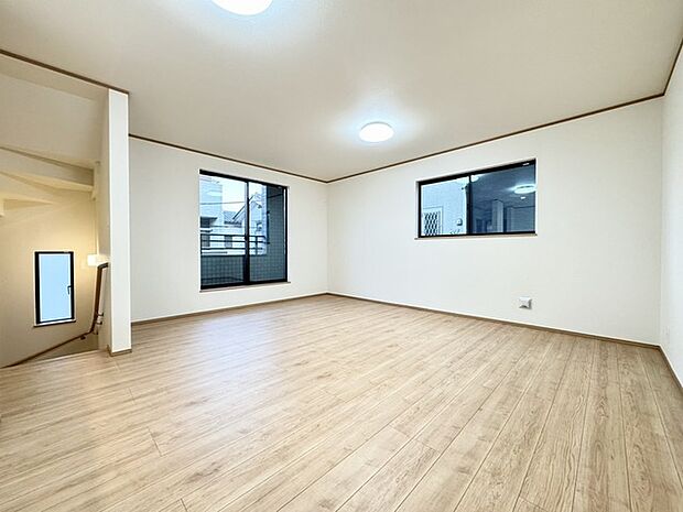 清潔感の溢れるクロスが明るい空間を創り出しているダイニング。 ここで楽しむ家族の時間が絆をより深めてくれそうです。 集いの場、憩いの場としての快適性を求めたやすらぎの空間です。 