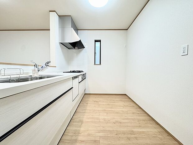 女性に大人気の対面キッチン！お料理しながらご家族とのコミュニケーションが取れる取れるのは対面だから出来ること！ お小さいお子様を見守りながらの家事は安心ですよね！ 