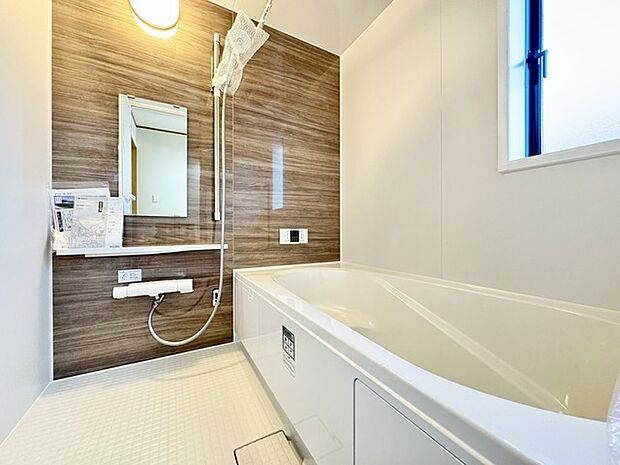 浴室換気乾燥暖房機能付きの浴室は、雨の日でも乾燥機能で洗濯物をカラっと乾かせます。自動湯はりや追い焚き機能を備えたオートバスで一日の疲れを癒していただけます。 