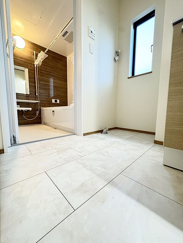 朝の身支度に便利なシャンプードレッサーはとっても便利です！シンク下の収納でアメニティ類のストックもバッチリ！ 