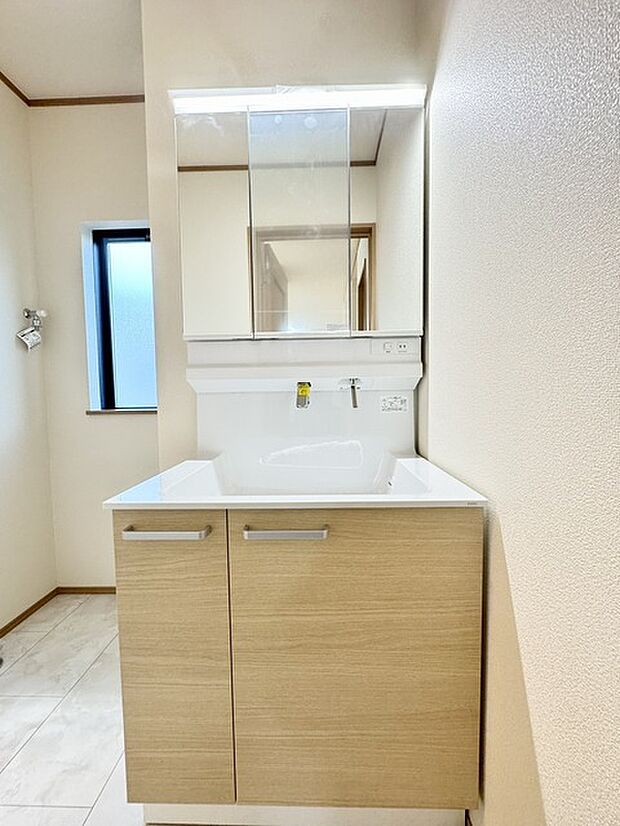 朝の身支度に便利なシャンプードレッサーはとっても便利です！シンク下の収納でアメニティ類のストックもバッチリ！ 