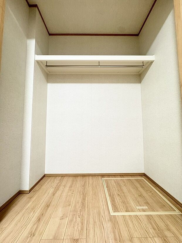 大型のクローゼットです！ これだけの収納力があれば部屋もスッキリ保てますよ！ 