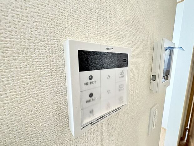 キッチンの壁にはユニットバスのコントローラーが設置されています！ お湯張りや追焚き操作もキッチンから操作でき いつでも温かいお風呂に入ることができます！ 