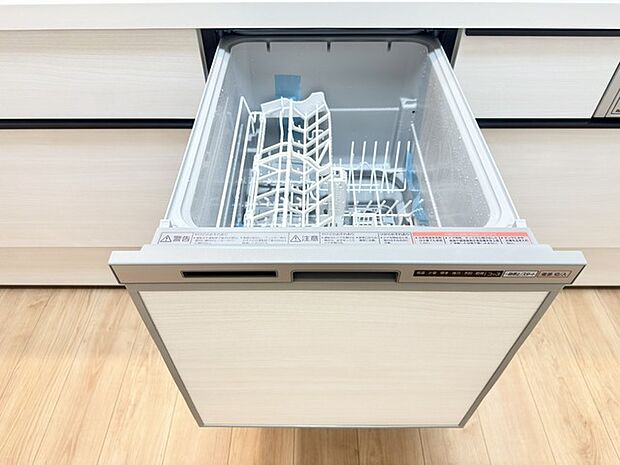 家事の時短に効果大の食洗器付き。高温でパワフルに洗い、温風乾燥します。手洗いよりも節水・節約が可能です。 一度使うと手放せないですよ！ 