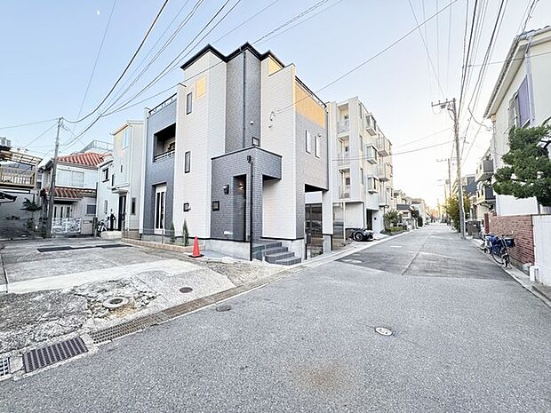 閑静な住宅街です！お子様と手を繋いで並んで歩けるくらい広い前面道路です！ 