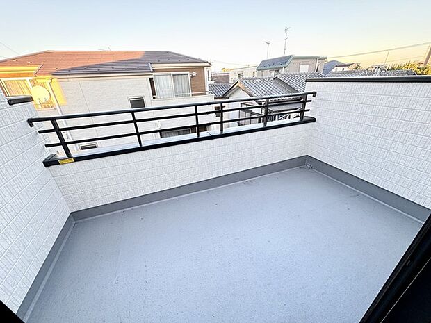 バルコニーは、ワイド仕様！洗濯物を干すのも作業がしやすいです！ 