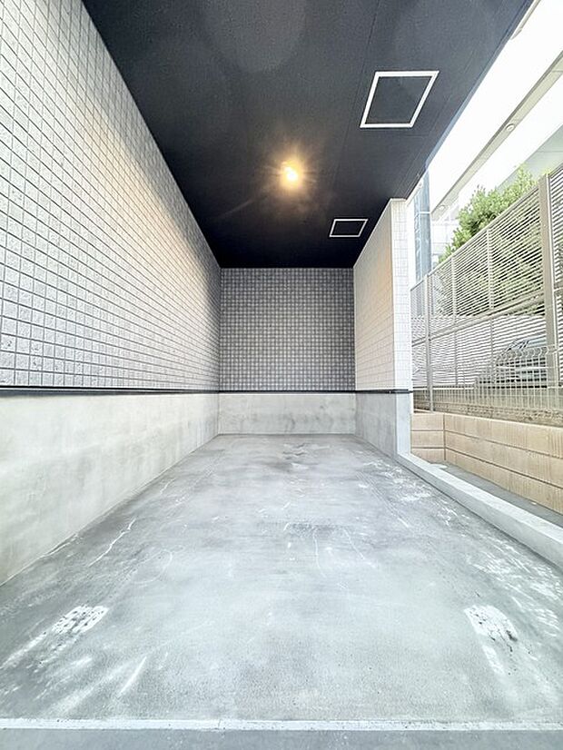 雨風から大切な愛車を守るビルトインガレージ付き！ 