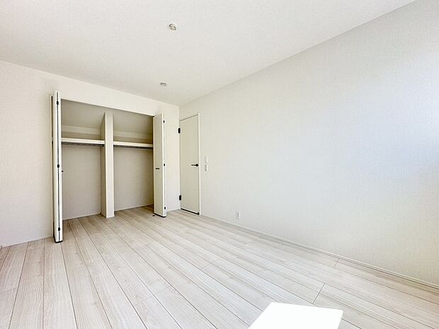 広すぎないスペース。 お子様のお部屋や書斎など、新居での生活の夢が膨らみますね!