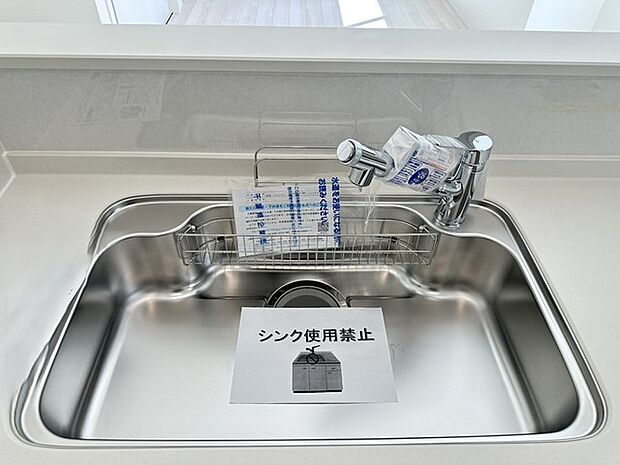 キッチンの水栓にワンタッチで切り替えられる浄水機能がついているのでわざわざ重いミネラルウォーターを買う必要がありません。
