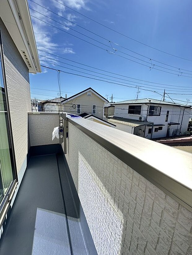 広々としたバルコニーがあり、たくさんの洗濯物を干すことができます! 日当たりが良く暖かそうですね!