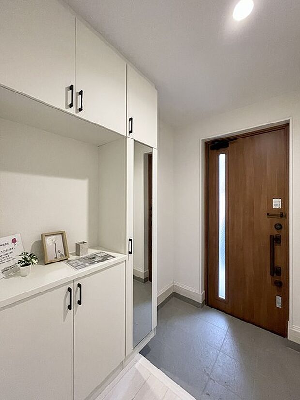 1号棟　大型の下駄箱収納でお気に入りの靴もたっぷり収納できますね！ 