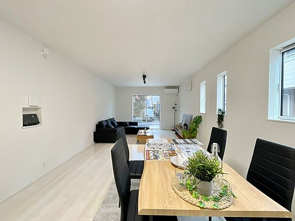 1号棟　広々としたLDKは、家具のレイアウトも自由自在です。 素敵なインテリアに囲まれた、自分好みの空間を。