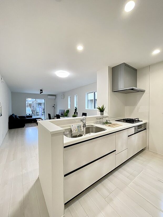 1号棟 キッチンスペースは明るい空間に!使い手目線でポイントを押さえ、家事が楽しく進むキッチン。細部にまで施された上質なアイテムが快適な日常生活を叶えてくれます。