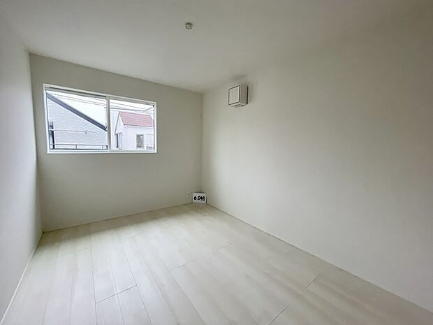 1号棟 収納がある寝室。広々としたスペースでご家族の主寝室として、趣味のスペースなど多目的な用途に使用することができます!