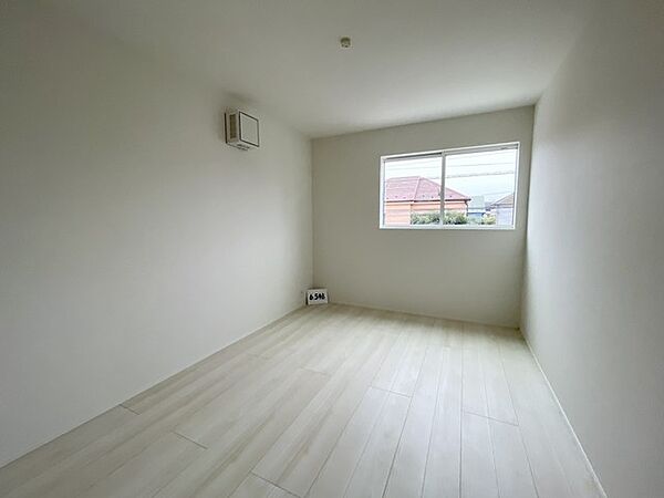 1号棟　子供部屋は明るい空間となっています！寝室にも良さそうですね！