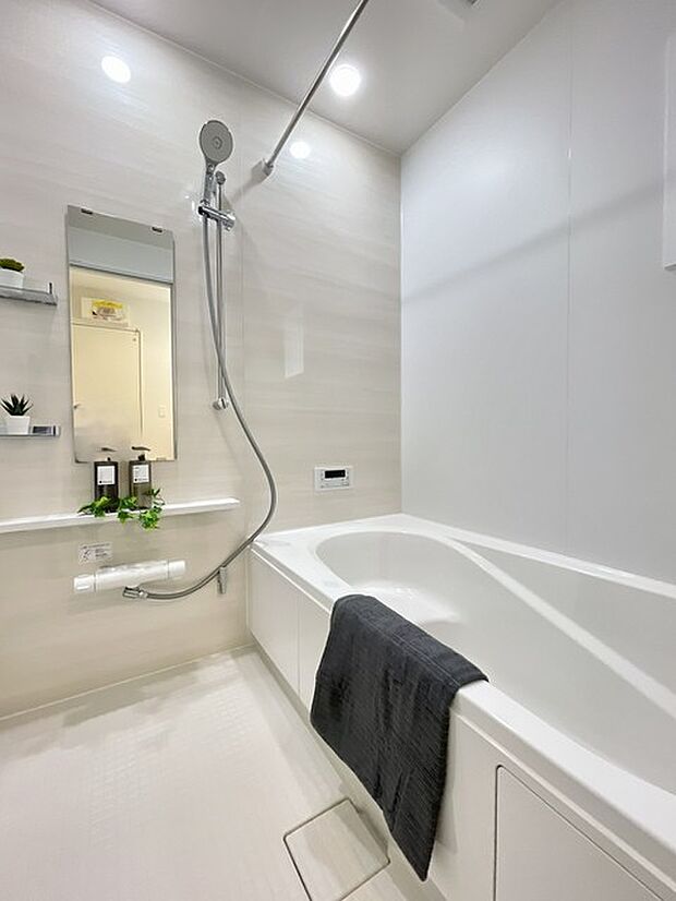 1号棟　お手入れ簡単でキレイを保つ技術の数々が、家事の負担を減らしてくれます。暖かいお風呂でゆっくりと入浴し一日の疲れを癒す大切な空間をお過ごしください  