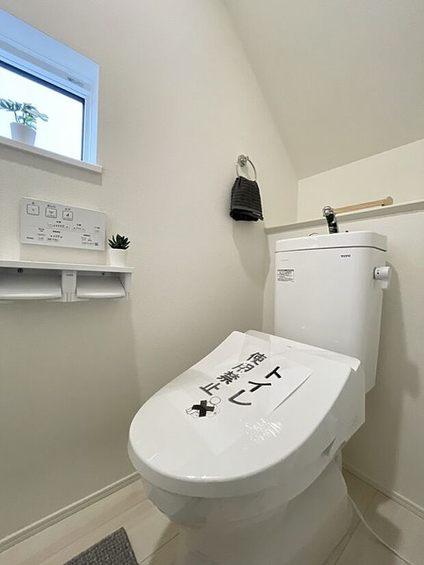 1号棟 ウォシュレット付きです! 小窓もあるので換気も出来て採光もしっかり確保!