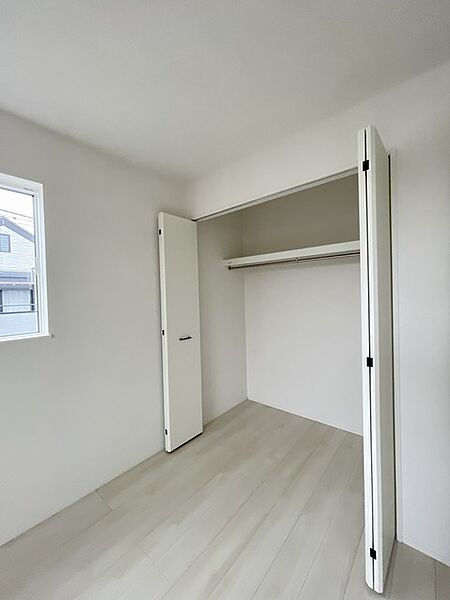 1号棟　クローゼットも内にはハンガーパイプも設置されています！ そのまま洋服を掛けられるので、洋服ダンスも必要なさそうですね！