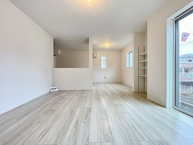 3号棟 広々としたLDKは、家具のレイアウトも自由自在です。 素敵なインテリアに囲まれた、自分好みの空間を。