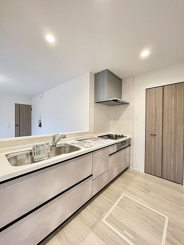 3号棟 キッチンスペースは明るい空間に!使い手目線でポイントを押さえ、家事が楽しく進むキッチン。細部にまで施された上質なアイテムが快適な日常生活を叶えてくれます。