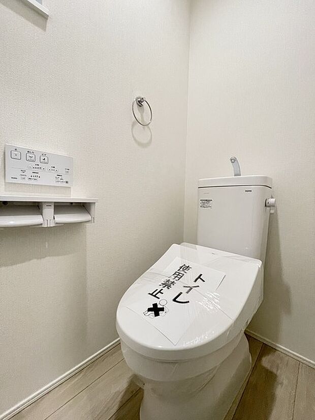 3号棟 ウォシュレット付きです! 小窓もあるので換気も出来て採光もしっかり確保!