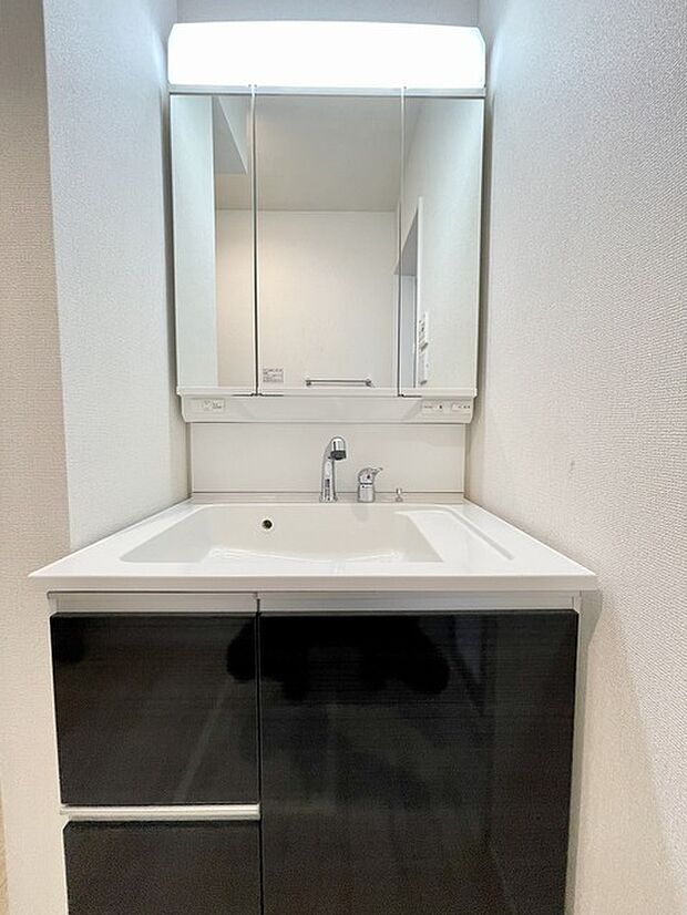 3号棟　朝の身支度に便利なシャンプードレッサーはとっても便利です！シンク下の収納でアメニティ類のストックもバッチリ！ 