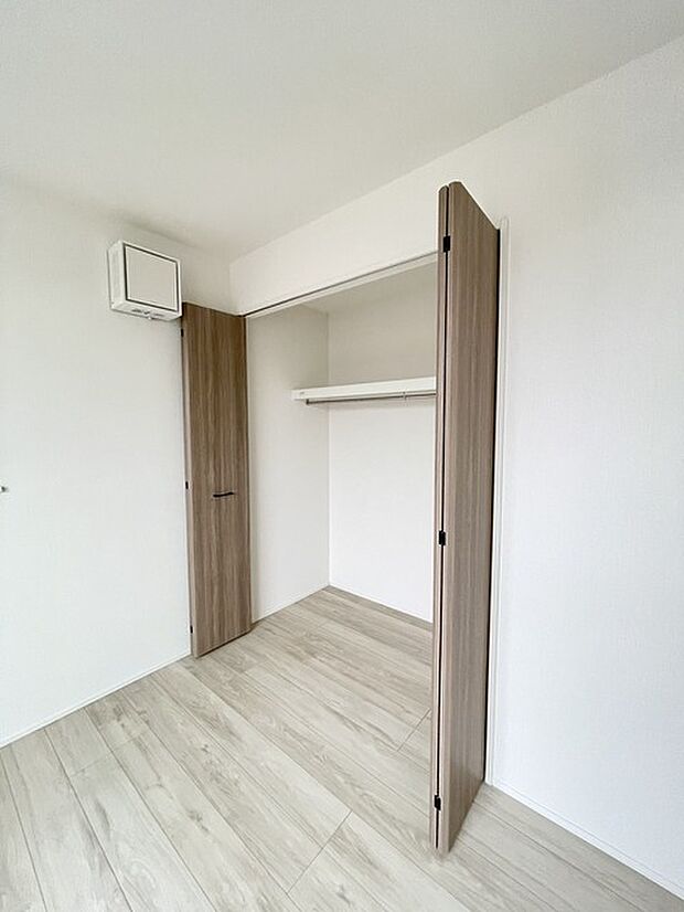 3号棟　クローゼットも内にはハンガーパイプも設置されています！ そのまま洋服を掛けられるので、洋服ダンスも必要なさそうですね！ 
