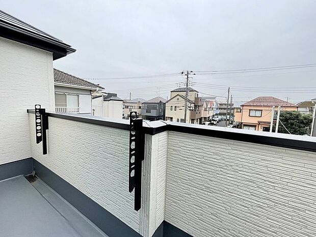 3号棟 広々としたバルコニーがあり、たくさんの洗濯物を干すことができます! 日当たりが良く暖かいですよ~!