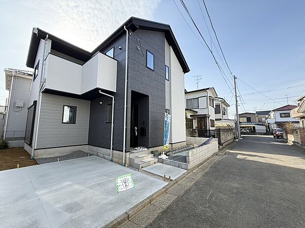 閑静な住宅街です!お子様と手を繋いで並んで歩けるくらい広い前面道路です!