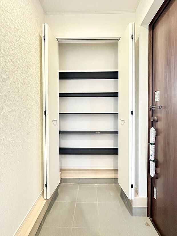【2号棟】空間を有効的に活用することで、様々なサイズのアイテムをしまうことができ、モノで雑然としがちな玄関をスッキリとした状態に保てます。 