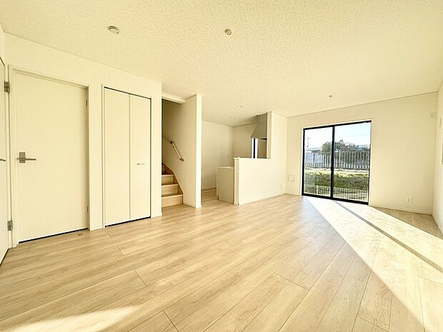 【2号棟】ご家族だんらんのスペースとなるリビング。家具の配置がしやすい広さを確保しています！ 