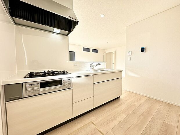 【2号棟】キッチンスペースは明るい空間に！使い手目線でポイントを押さえ、家事が楽しく進むキッチン。細部にまで施された上質なアイテムが快適な日常生活を叶えてくれます。