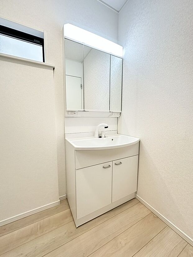 【2号棟】朝の身支度に便利なシャンプードレッサーはとっても便利です！シンク下の収納でアメニティ類のストックもバッチリ！ 