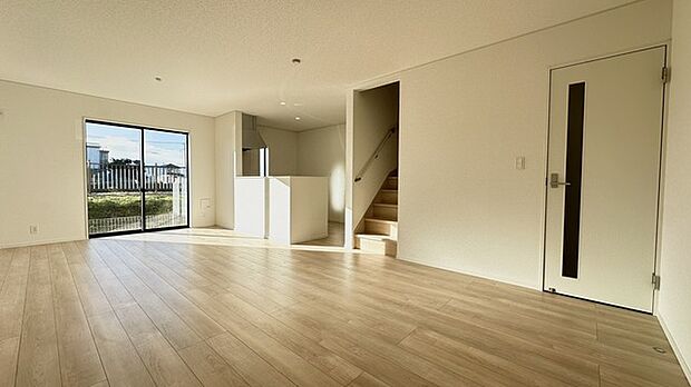 【1号棟】ご家族だんらんのスペースとなるリビング。家具の配置がしやすい広さを確保しています!