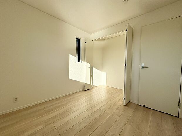 【1号棟】寝室は明るい空間となっています！子供部屋にも良さそうですね！ 