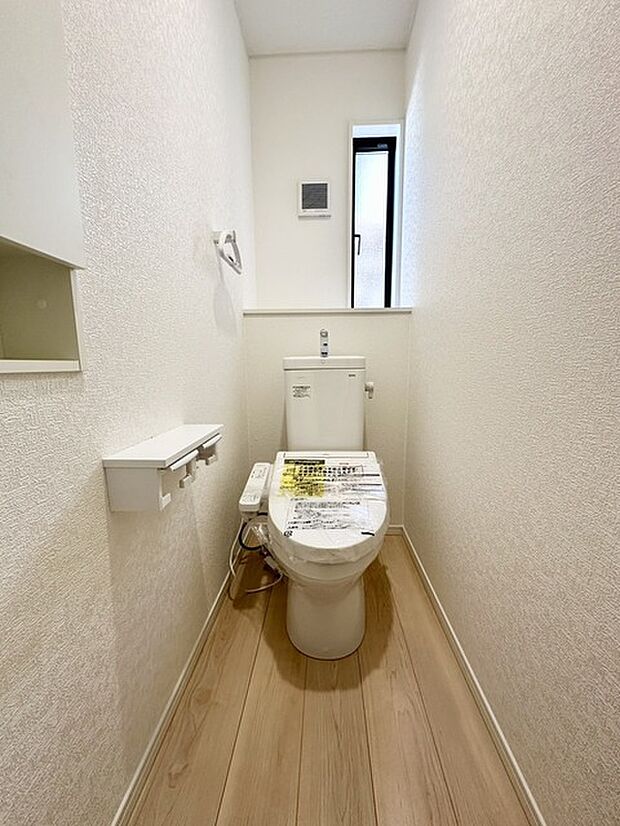 【1号棟】ウォシュレット付きです！ 小窓もあるので換気も出来て採光もしっかり確保！ 