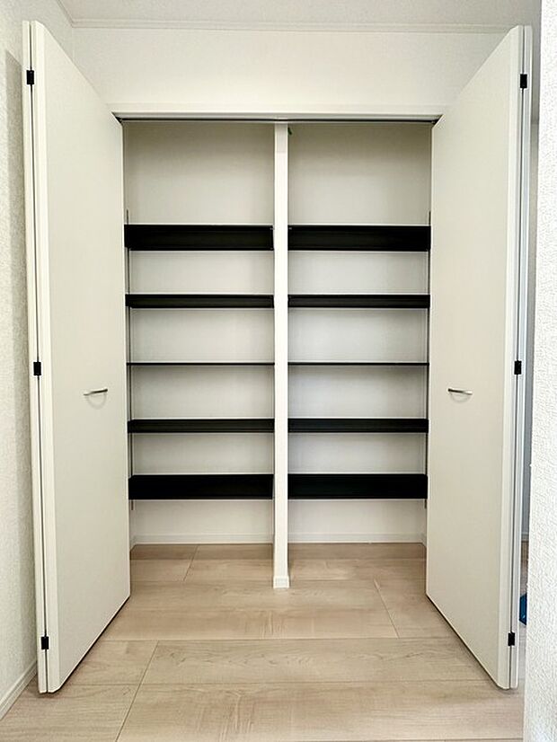 【1号棟】空間を有効的に活用することで、様々なサイズのアイテムをしまうことができ、モノで雑然としがちな玄関をスッキリとした状態に保てます。 