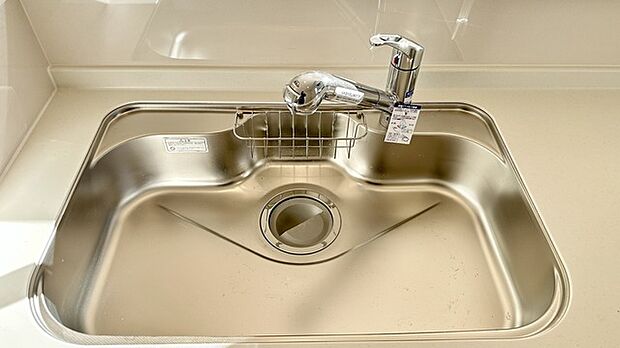 【1号棟】食事の後片付けが楽になるのはもちろん、実は手で洗うよりも水道代がかからず経済的。さらに高温で洗浄・乾燥を行うため雑菌の繁殖も抑えられます。 