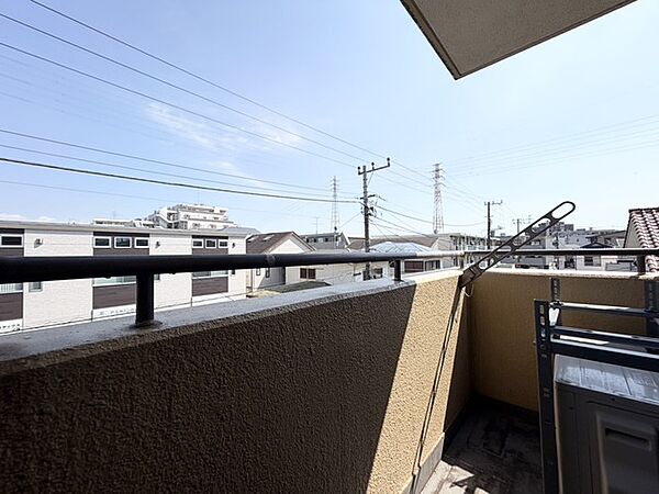広々としたバルコニーがあり、たくさんの洗濯物を干すことができます！ 日当たりが良く暖かいですよ～！