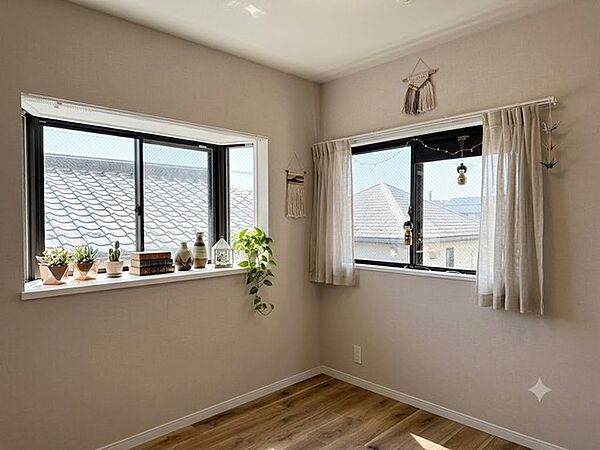 洋室は明るい空間となっています！子供部屋にも良さそうですね！ ※家具はイメージです
