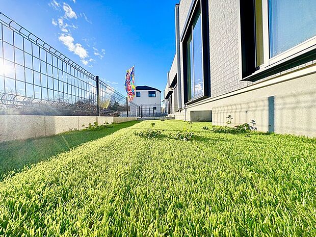 やっぱりお庭があるといいですね！ 元気なお子様のお外遊びも、自宅のお庭なら安心！ ガーデニングや家庭菜園で緑の潤い溢れる暮らしを。 