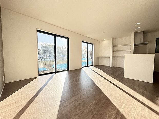 リビングダイニングスペースです。 ご家族の楽しい会話が聞こえてきますね！ 