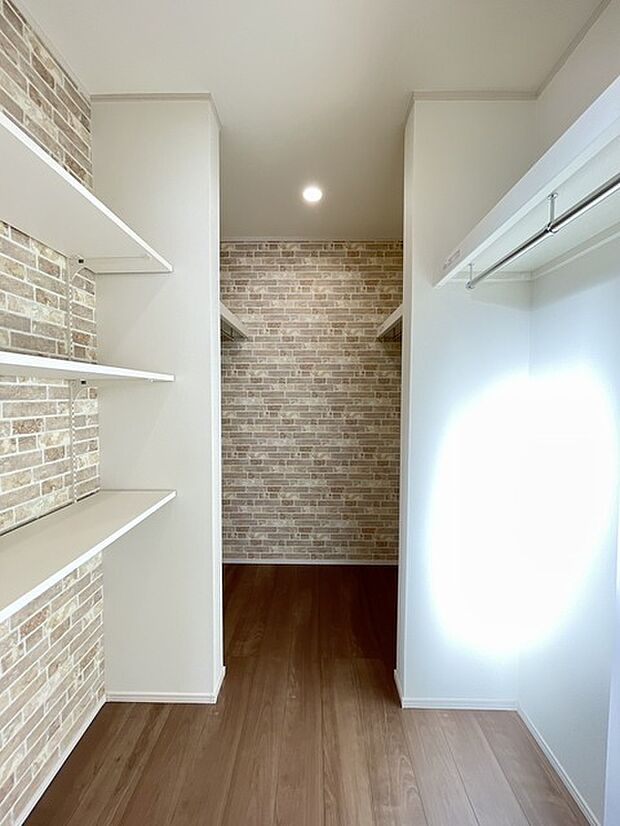 C号棟　広々としたウォークインクローゼット！ ゴルフバックや趣味の物など、まとめて収納できるのでお部屋を有効に使えますね！ 