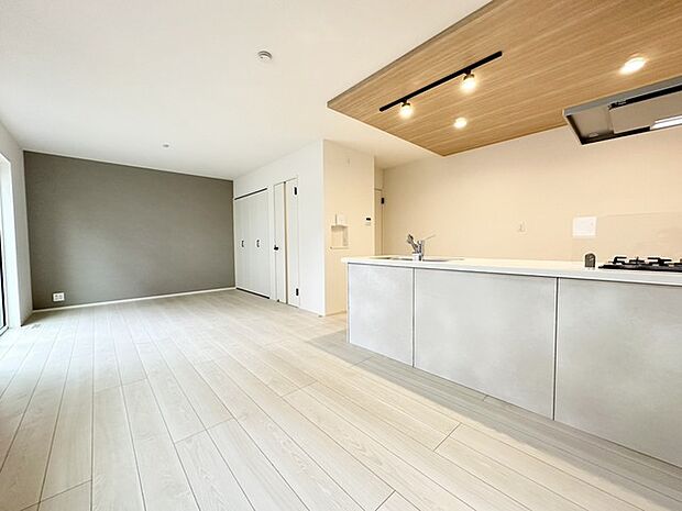 【1号棟】ご家族だんらんのスペースとなるリビング。家具の配置がしやすい広さを確保しています!