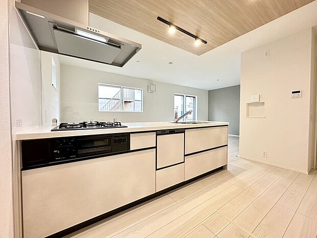 【1号棟】キッチンスペースは明るい空間に!使い手目線でポイントを押さえ、家事が楽しく進むキッチン。細部にまで施された上質なアイテムが快適な日常生活を叶えてくれます。