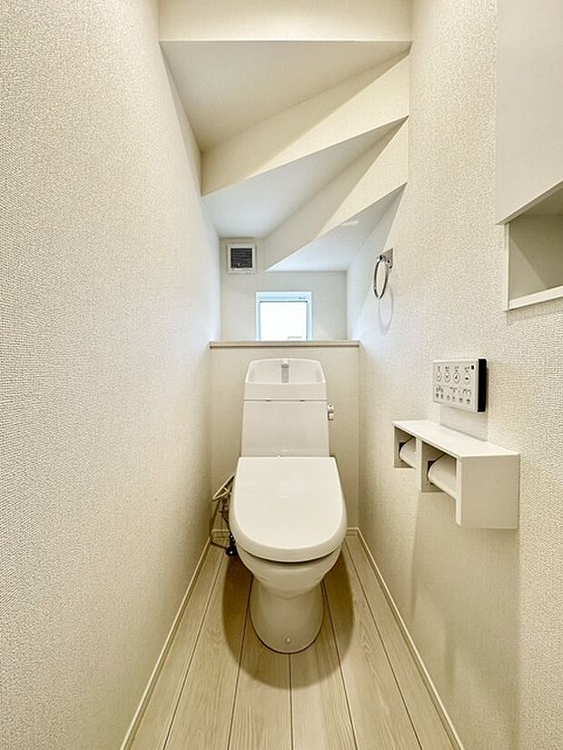 【1号棟】トイレは2か所ございますので、朝の込み合う時間帯も安心です! 来客時にも気兼ねなくご使用いただけます。