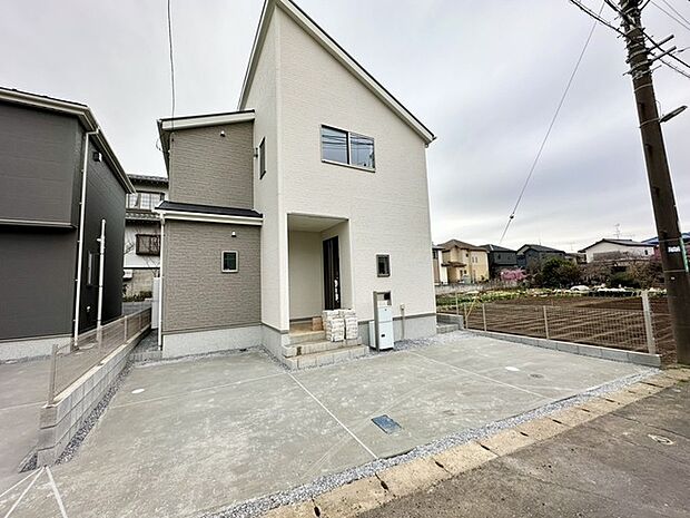 【1号棟】閑静な住宅街です!お子様と手を繋いで並んで歩けるくらい広い前面道路です!