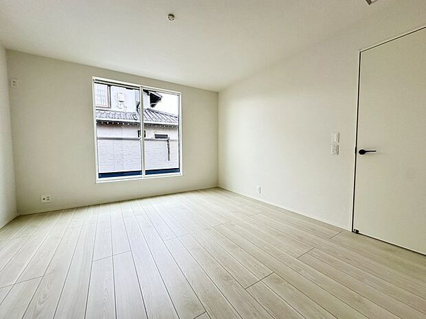 【1号棟】洋室は明るい空間となっています！子供部屋にも良さそうですね！ 